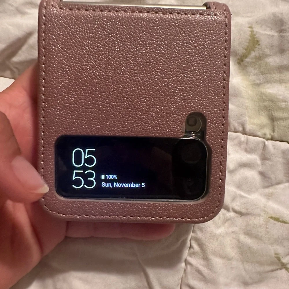 Samsung Galaxy Flip wireless Phone with Case and ear buds